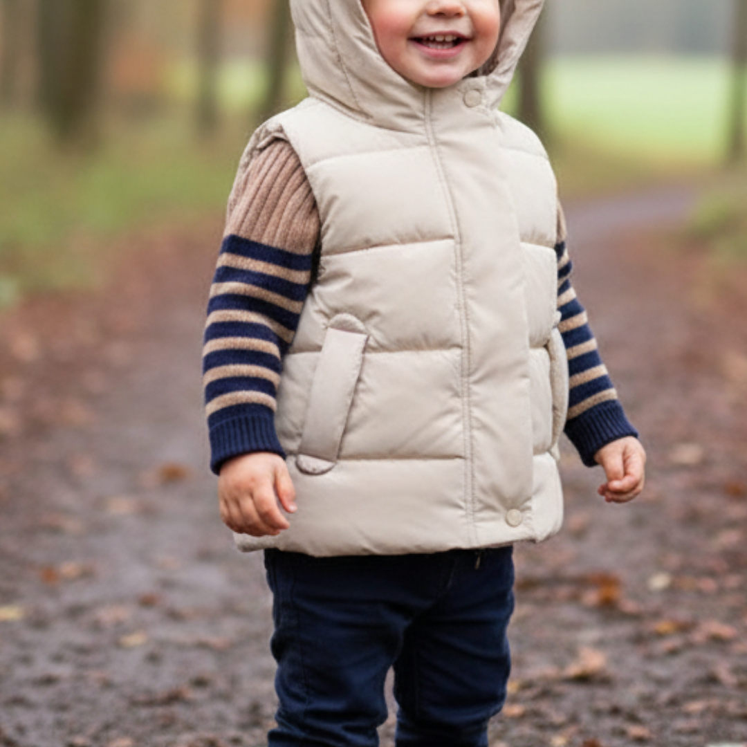 Weste mit Kapuze & leichter Wattierung – CozyCub Vest