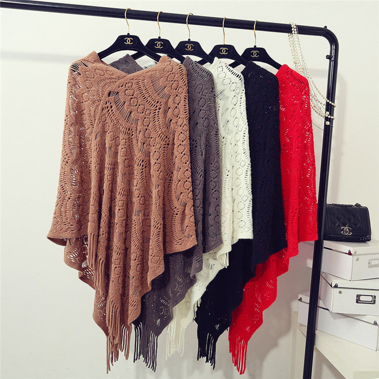 Damen Häkelponcho mit fransigen Abschlüssen und feinem Lochmuster Clinbands